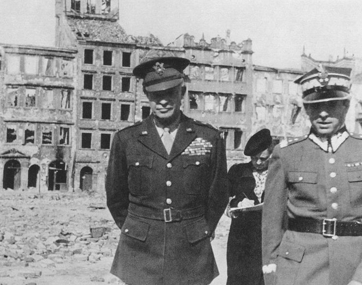 Генерал Дуайт Эйзенхауэр и генерал Мариан Спичальский во время визита в Варшаву. Сентябрь 1945 г.