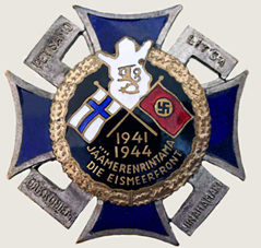 Крест Заполярного фронта с черной эмалью и датой «1941-1944» в нижней части.