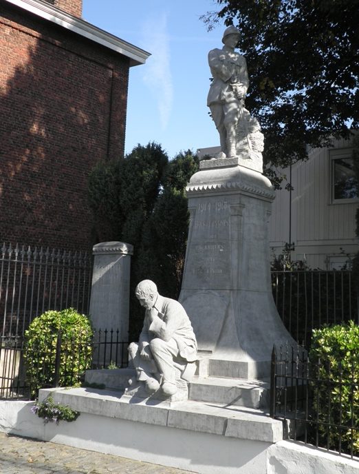 Совет Lessenbos. Памятник воинам, погибшим в обеих мировых войнах.