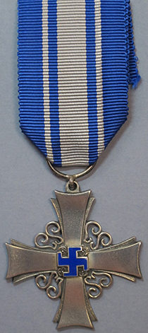 Аверс и реверс серебряной медали «За заслуги» организации «Lotta Svärd».
