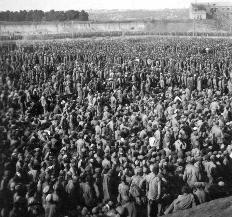 Концлагерь «Уманская яма». Август 1941 г. Здесь временно содержалось не менее 50 тысяч красноармейцев не желающих воевать.