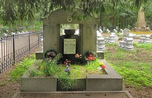Памятник на могиле Героя Советского Союза Д.К. Ушкова на Северном кладбище.
