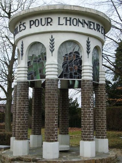 Муниципалитет Embourg. Памятник погибшим в обеих войнах.