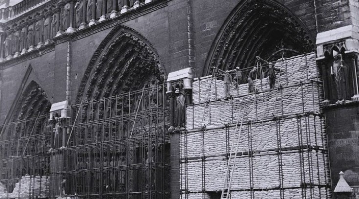 Собор парижской богоматери обложили мешками с песком. Май. 1940 г.