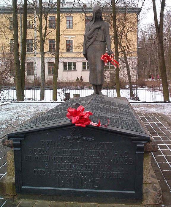 г. Павловск. Братская могила в сквере на углу улиц Детскосельской и Берёзовой, в которой захоронено 165 советских воинов, в т.ч. 6 неизвестных.