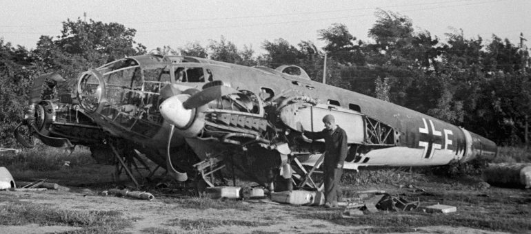 Бомбардировщик He-111, сбитый под Одессой. Июль 1941 г. 