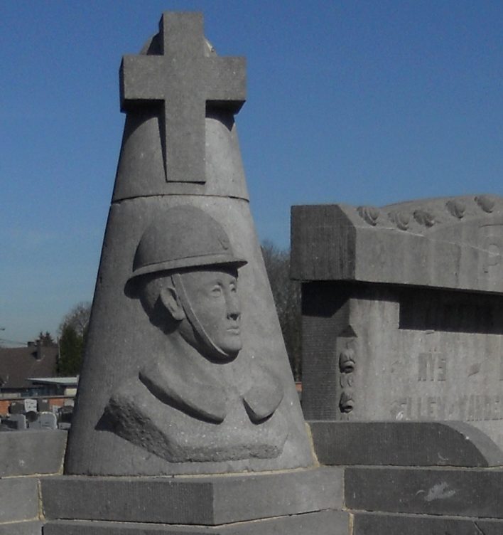 Муниципалитет Alleur. Памятник на кладбище погибшим воинам и жертвам обеих войн.