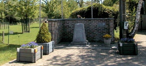 г. Антверпен (Antwerpen). Муниципалитет Westerlo. Памятник членам экипажа бомбардировщика Lancaster MKI DV309 BQ-S ВВС Великобритании, погибших 22 мая 1944 года. 