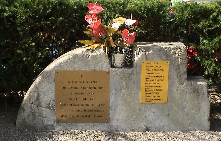 Муниципалитет Esneux. Памятник в честь 12 американских солдат, погибших в 1944 г.