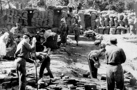 Горожане разбирают брусчатку для строительства баррикады. Август 1941 г.