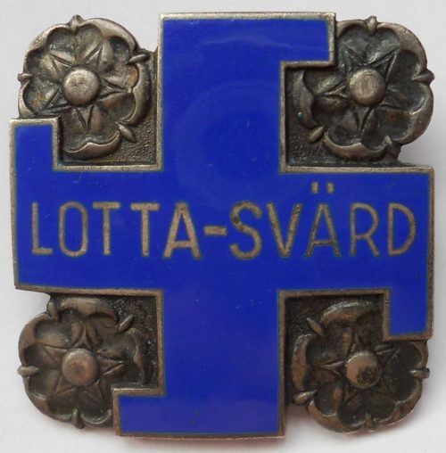 Аверс и реверс серебряного членского знака женской военизированной организации «Lotta Svärd».