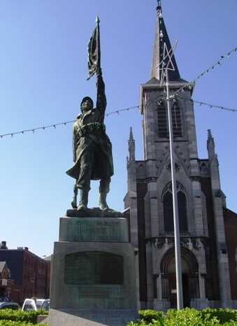 Муниципалитет Ampsin. Памятник у церкви погибших воинам в обеих войнах.