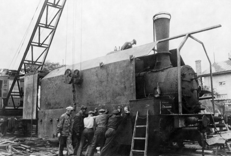 Строительство бронепоезда на заводе имени Январского восстания. Август 1941 г.