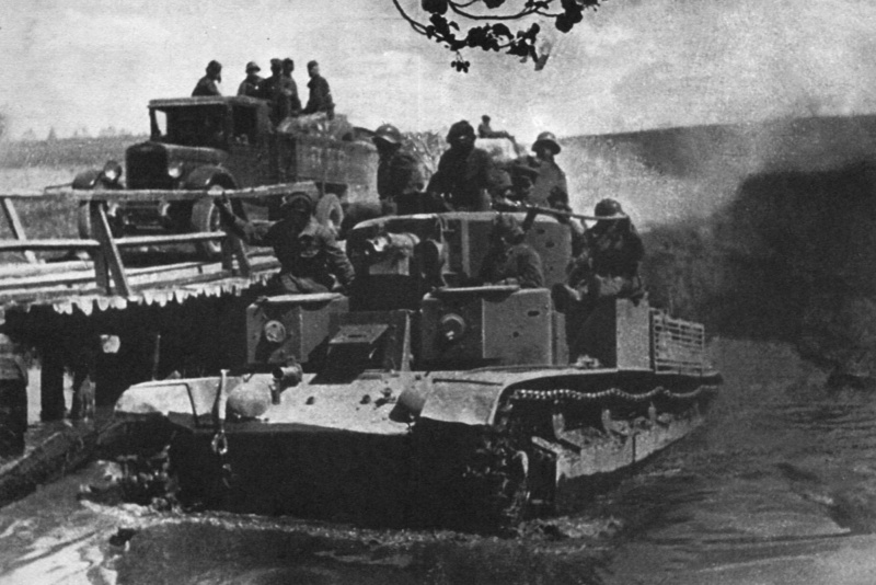  Танк Т-28 форсирует вброд речку у местечка Мир. Сентябрь 1939 г. 