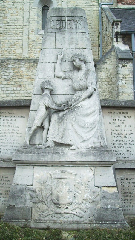 Муниципалитет Herent. Военный мемориал, установленный возле церкви, посвящен жертвам обеих мировых войн. Скульптор - А. Жорисен. 