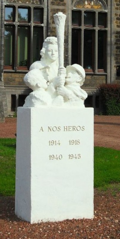 Муниципалитет Courcelles. Памятник и мемориальная доска в городском парке в честь героев, военнопленных и депортированных в обеих мировых войнах. 