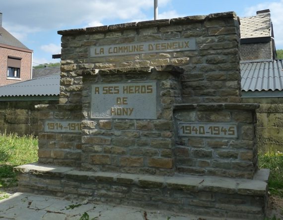 Муниципалитет Esneux. Памятник героям обеих войн.