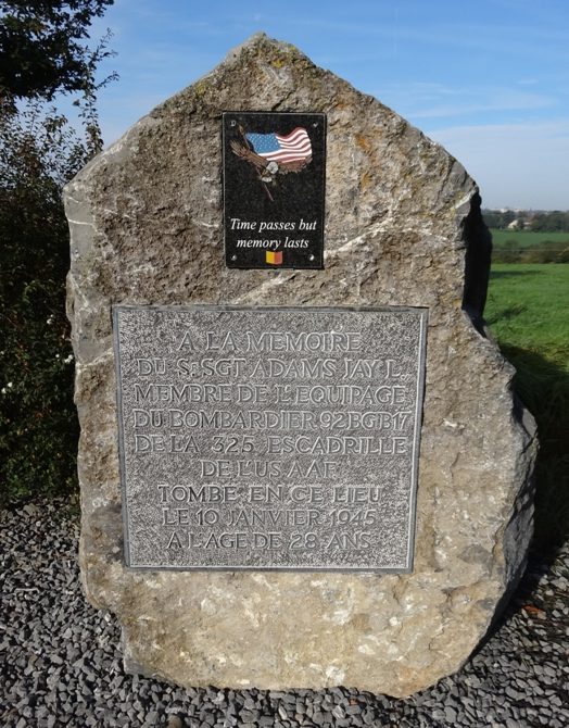 Коммуна Saint-hadelin. Памятник в честь сержанта Джей Л. Адамса, погибшего на бомбардировщике в январе 1945 г. 