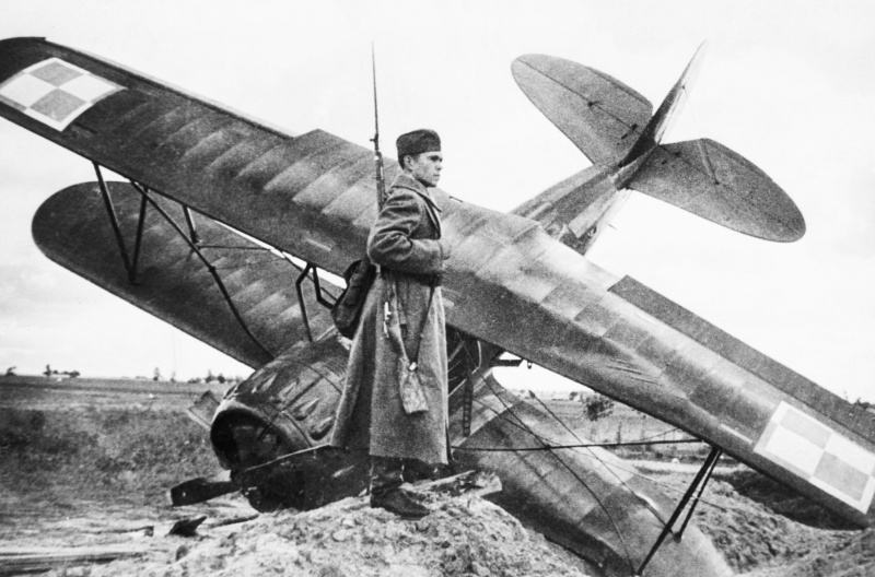 Часовой у сбитого польского самолета PWS-26 в районе Ровно. Сентябрь 1939 г. 