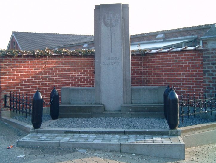 Муниципалитет Кейберг. Памятник, установлен между церковью Кейберг и местной школой погибшим воинам обеих мировых войн.