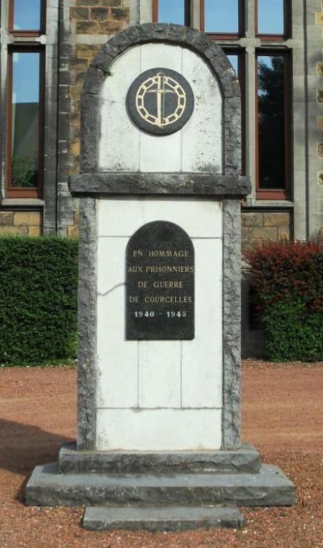 Муниципалитет Courcelles. Памятник и мемориальная доска в городском парке в честь героев, военнопленных и депортированных в обеих мировых войнах. 