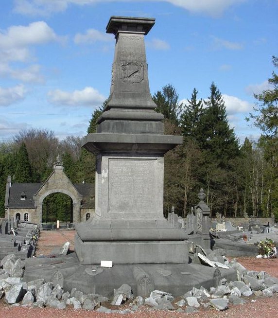 Муниципалитет Angleur. Военный мемориал на кладбище погибшим в двух войнах.