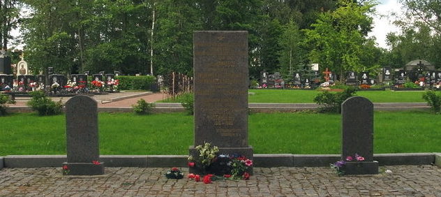Обелиски на братской могиле моряков эсминца «Славный». 