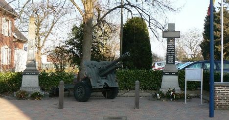 Муниципалитет Кортенакен. Мемориал установлен перед ратушей Дорпсплейн погибшим в годы Второй мировой войны. 