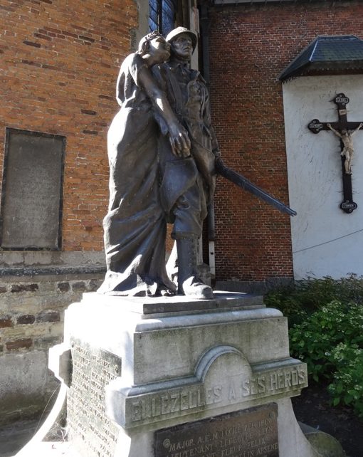 Совет Ellezelles. Памятник у церкви воинам, погибшим в обеих мировых войнах. 