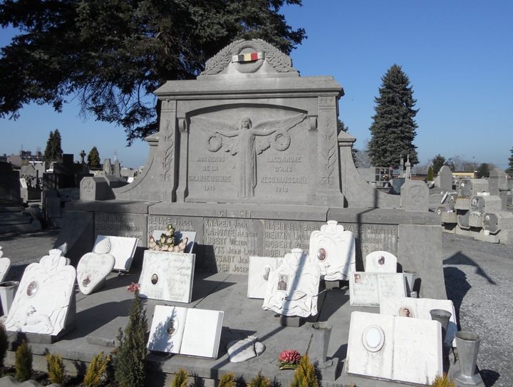 Муниципалитет Alc. Военный мемориал двух войн на общинном кладбище. 