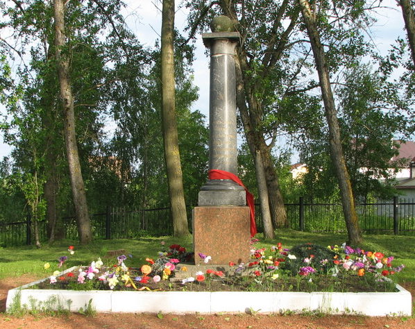 п. Понтонный Колпинского р-на. Памятник по улице Судостроителей установлен на братской могиле, в которой похоронено 694 советских воинов.