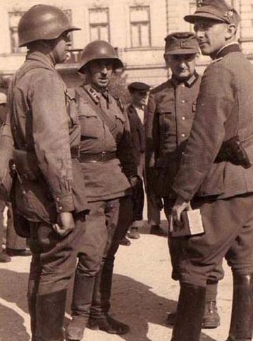 Воины Красной Армии и Вермахта. Львов, сентябрь 1939 г.
