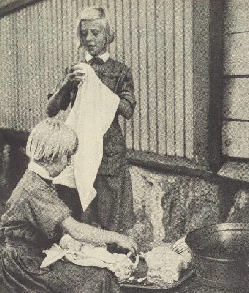 Мытье посуды в лагере «младшей Лотты». 1936 г.
