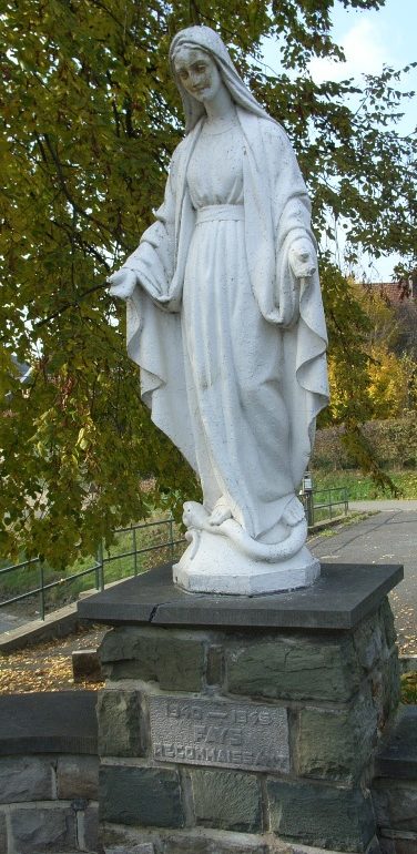Муниципалитет Fays. Статуя Cкорби за погибшими во Второй мировой войне. 