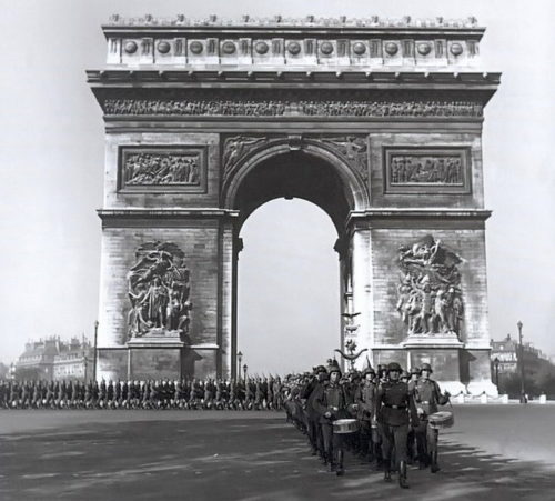 Немецкий парад победы у Триумфальной арки. Июнь 1940 г.