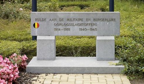 Муниципалитет Vaalbeek. Памятник, посвященный жертвам обеих мировых войн, установлен возле ратуши. 