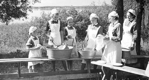 Мытье посуды в лагере «младшей Лотты». 1936 г.