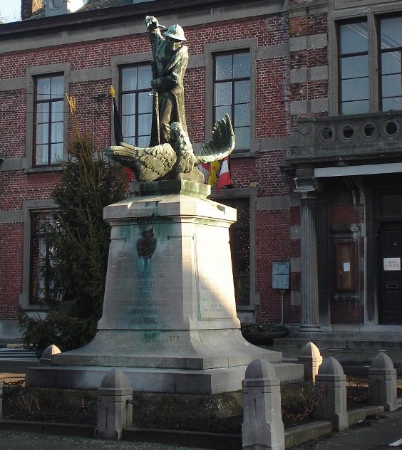 Муниципалитет Flenu. Памятник погибшим в двух войнах.
