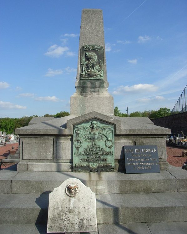 Муниципалитет Ougree Памятник на коммунальном кладбище погибшим воинам обеих войнах. 