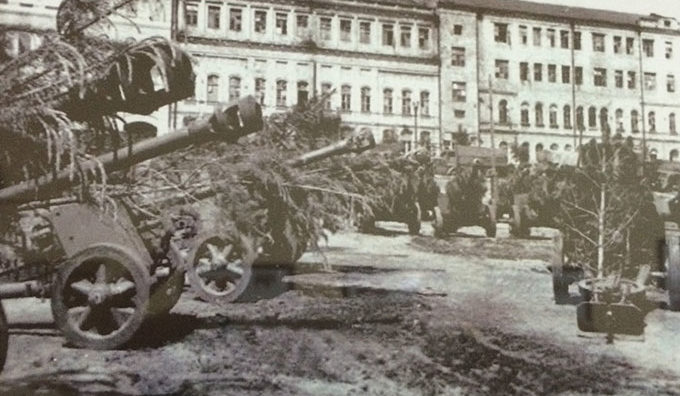 Орудия на Красной площади города. Март 1942 г.