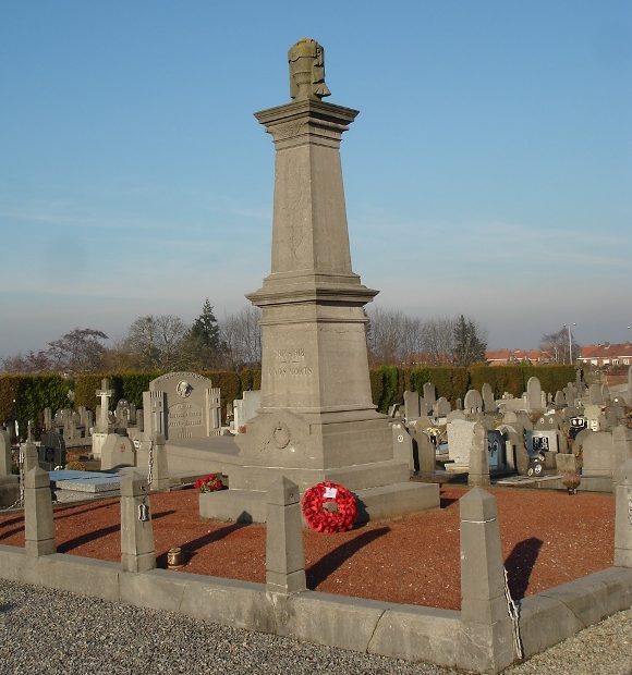 Муниципалитет Flenu. Памятник и крипты мертвых обеих войн на муниципальном кладбище.