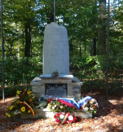 Муниципалитет Антинс. Памятник бельгийским бойцам Сопротивления, русским партизанам и американским солдатам.