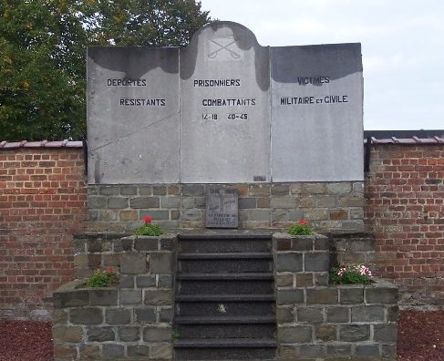 Муниципалитет Pellaines. Памятник погибшим воинам и жертвам обеих войн.