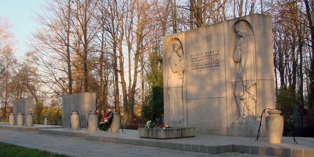 Мемориал на кладбище. Авторы проекта – В. Г. Стамов и О. Б. Голынкин. 