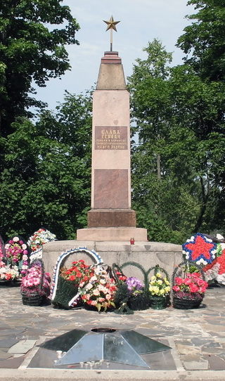 п. Рощино. Обелиск по улице Советской, 12 был установлен в 2010 году на братской могиле, в которой похоронено 247 советских воинов. 