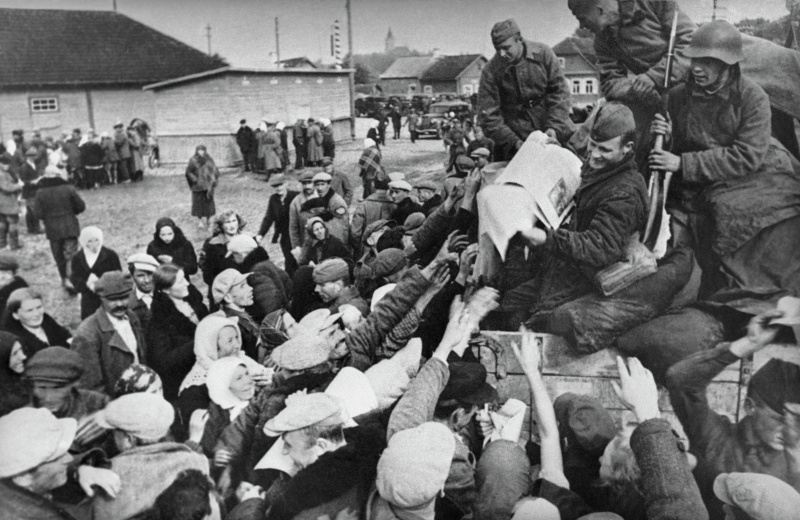 Красноармейцы раздают газету «Правда» в городе Молодечно. Сентябрь 1939 г.
