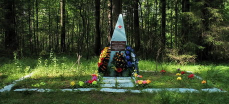 п. Рощино. Памятник в лесном массиве юго-западнее оз. Мал. Ладога, установленный на братской могиле, в которой похоронены советские воины, погибшие в годы войны.