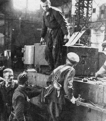 Ремонт танков для фронта. Сентябрь 1941 г. 