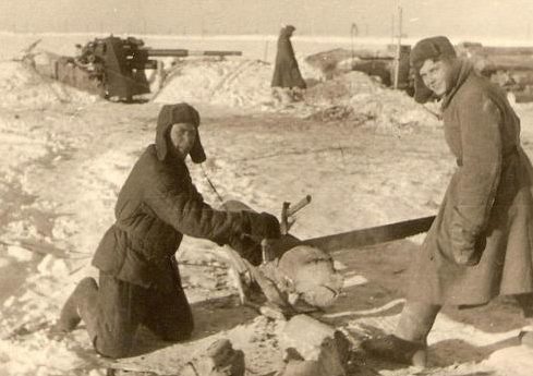 Хиви на артиллерийской позиции. Зима 1941 г.