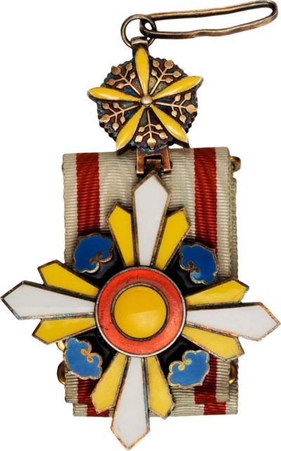 Знак Ордена Благоприятных Облаков 2-го класса с узкой лентой.